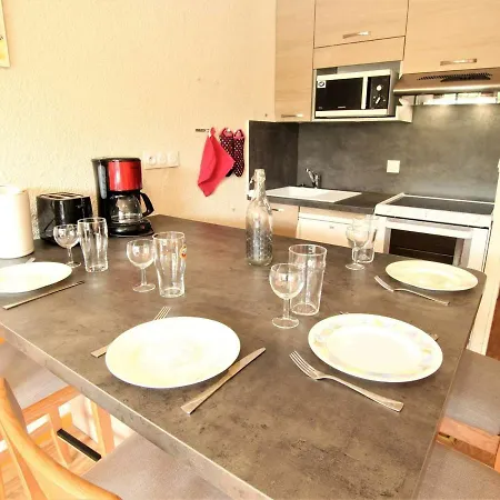 4 Pers Avec Piscine, Proche Telecabines Et Commerces, Acces Direct Ski, - Fr-1-330f-106 *