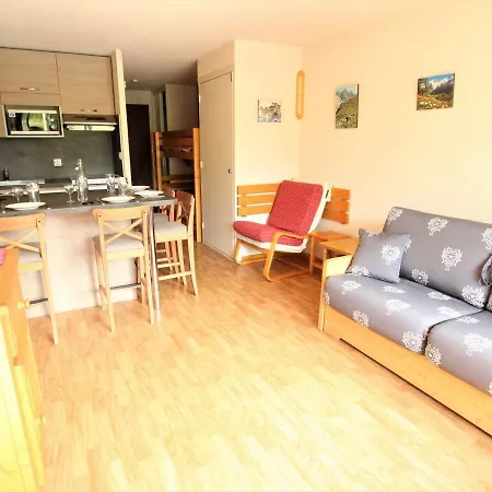 Apartment 4 Pers Avec Piscine, Proche Telecabines Et Commerces, Acces Direct Ski, - Fr-1-330f-106
