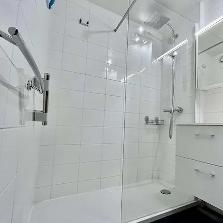 Apartment 4 Pers Avec Piscine, Proche Telecabines Et Commerces, Acces Direct Ski, - Fr-1-330f-106 *